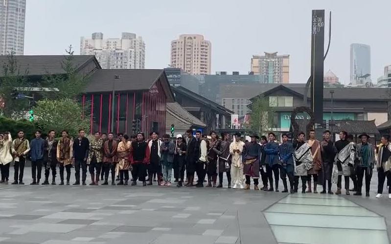 康巴汉子走秀太古里