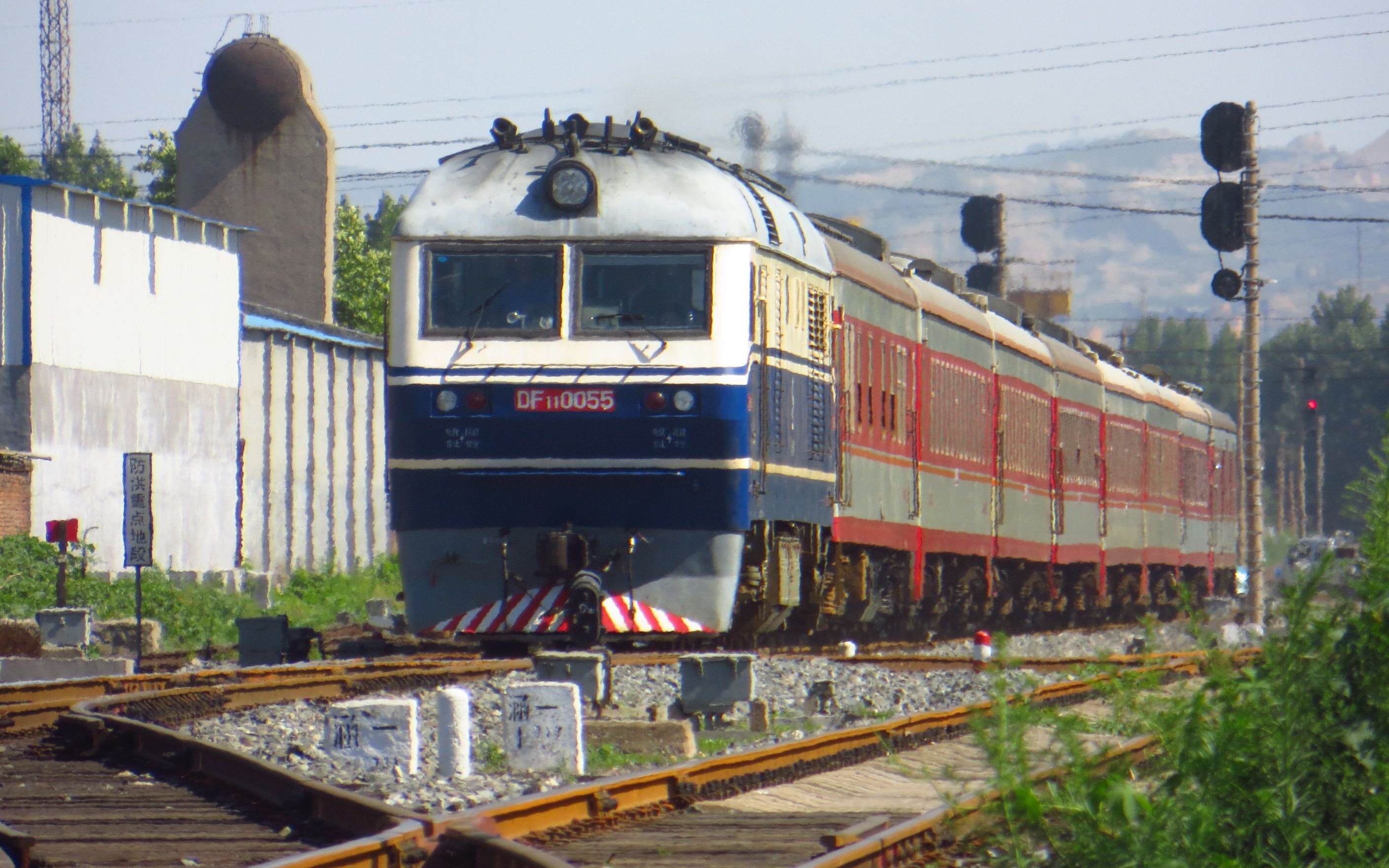 活動作品原色時代df11牽引5011次列車駛出淄博火車站