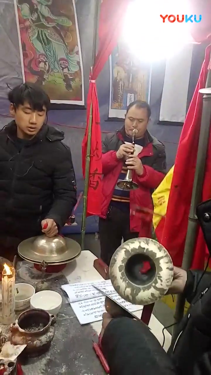 贵州大方县农村丧事道场敲锣吹打送先人