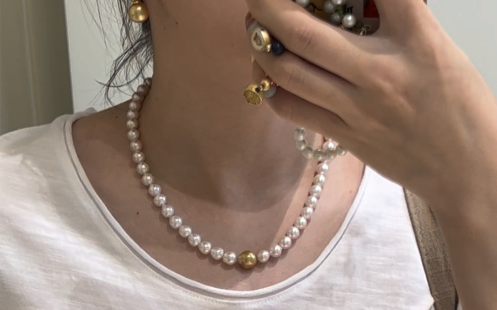 网上争议很大,普通人到底适不适合参考倪妮珍珠穿搭!