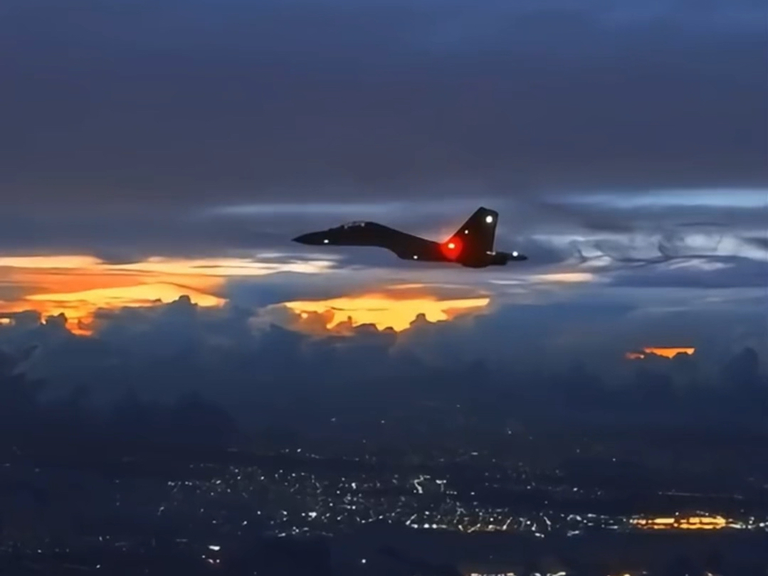 破晓巡航,与霞共舞.近日,南部战区空军航空兵某旅组织下半夜及拂晓飞行训练,战机返航时,飞行员拍下破晓时分的绝美景色.于晨曦微光中,守护万家...