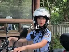 Download Video: 忙碌一天的兔子警官下班了#李语蔚 #杭州交警