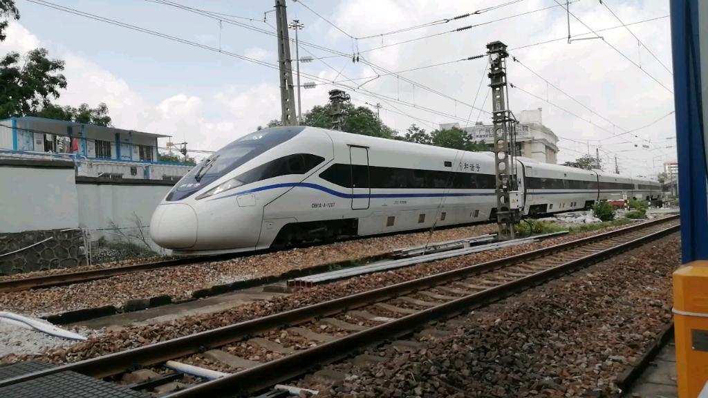 【中国铁路】客车d3651通过射击场临时道口,本务crh1a-a-1207_哔哩