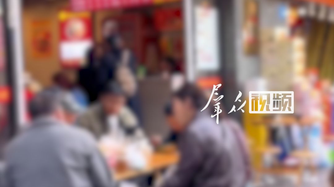 女子称买牛肉丸被误会逃单42元，老板连发监控视频曝光 。当事人：脸看得一清二楚，被群里人指责 “白嫖”。