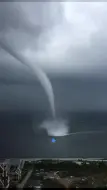 Скачать видео: 大连海域现龙吸水 最近的地方距离陆地不到100米