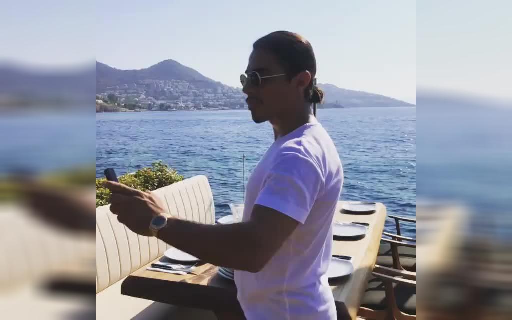 撒盐哥:为了美食,整张桌子都不算什么!