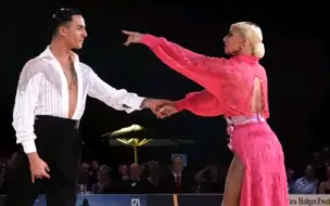 Скачать видео: 像一杯红酒 需要慢慢品 2022 WDSF PD 职业组 世界拉丁舞锦标赛 世界冠军 Gabriele Goffredo & Anna Matus