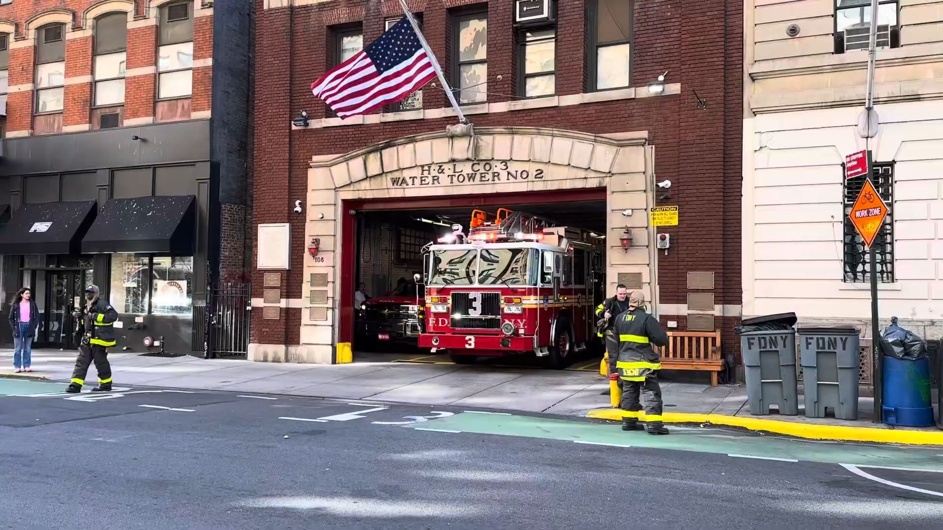 【应急车辆街拍】纽约FDNY 全新Ladder 3 云梯消防车出警哔哩哔哩bilibili