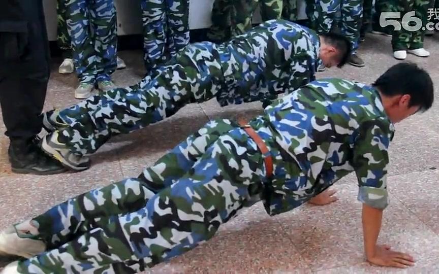 可怕素质拓展白袜帅哥队长承担责任悲情俯卧撑