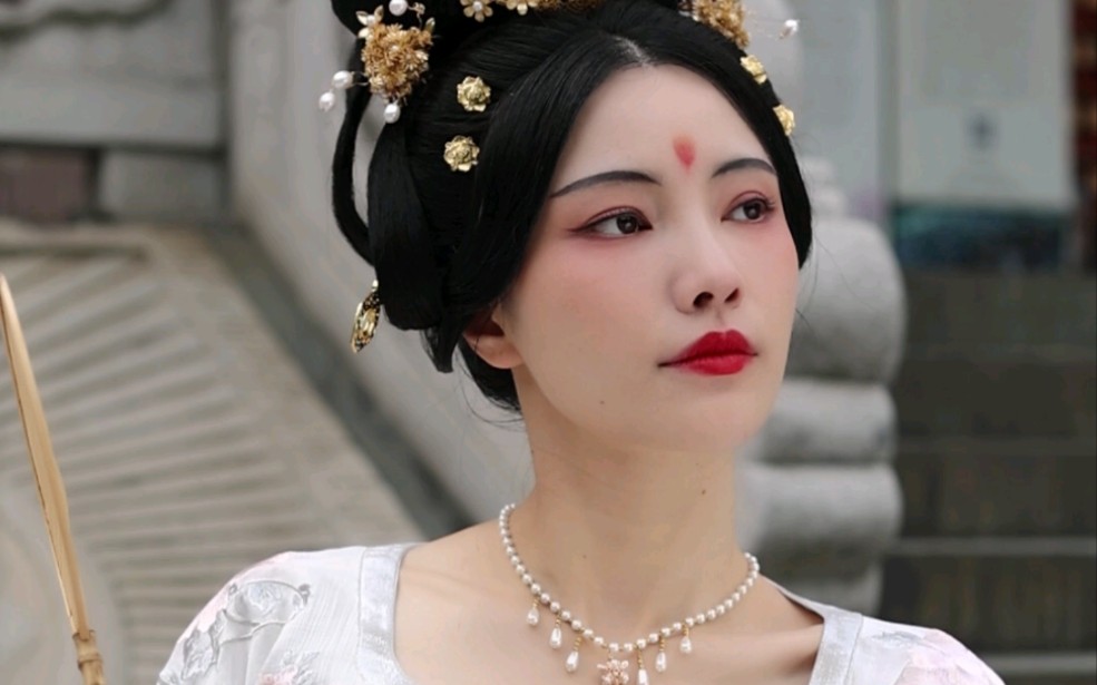 我顶着大太阳,只想为你撑伞.品牌:繁韶模特:圻夏夏拍摄:故垒矽边