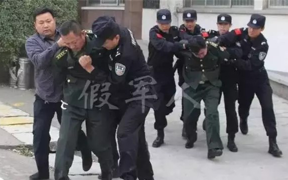 [图]《军事纪实》重拳出击——打击假军服行动纪实