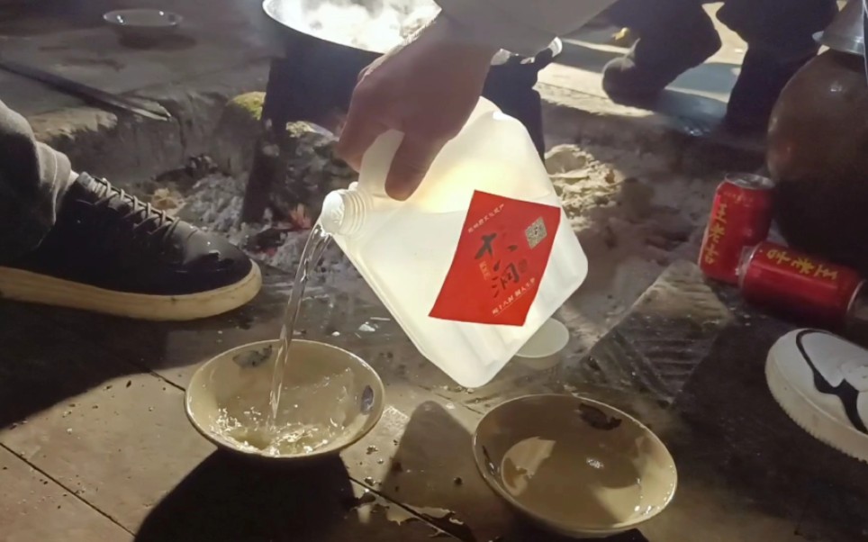 大碗吃酒,大口吃肉,鸭子火锅配柴火饭