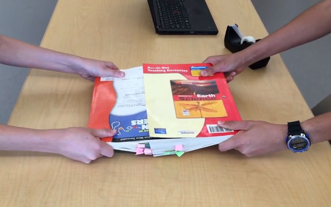 两本书交叉相叠在一起,为什么就拉不开了