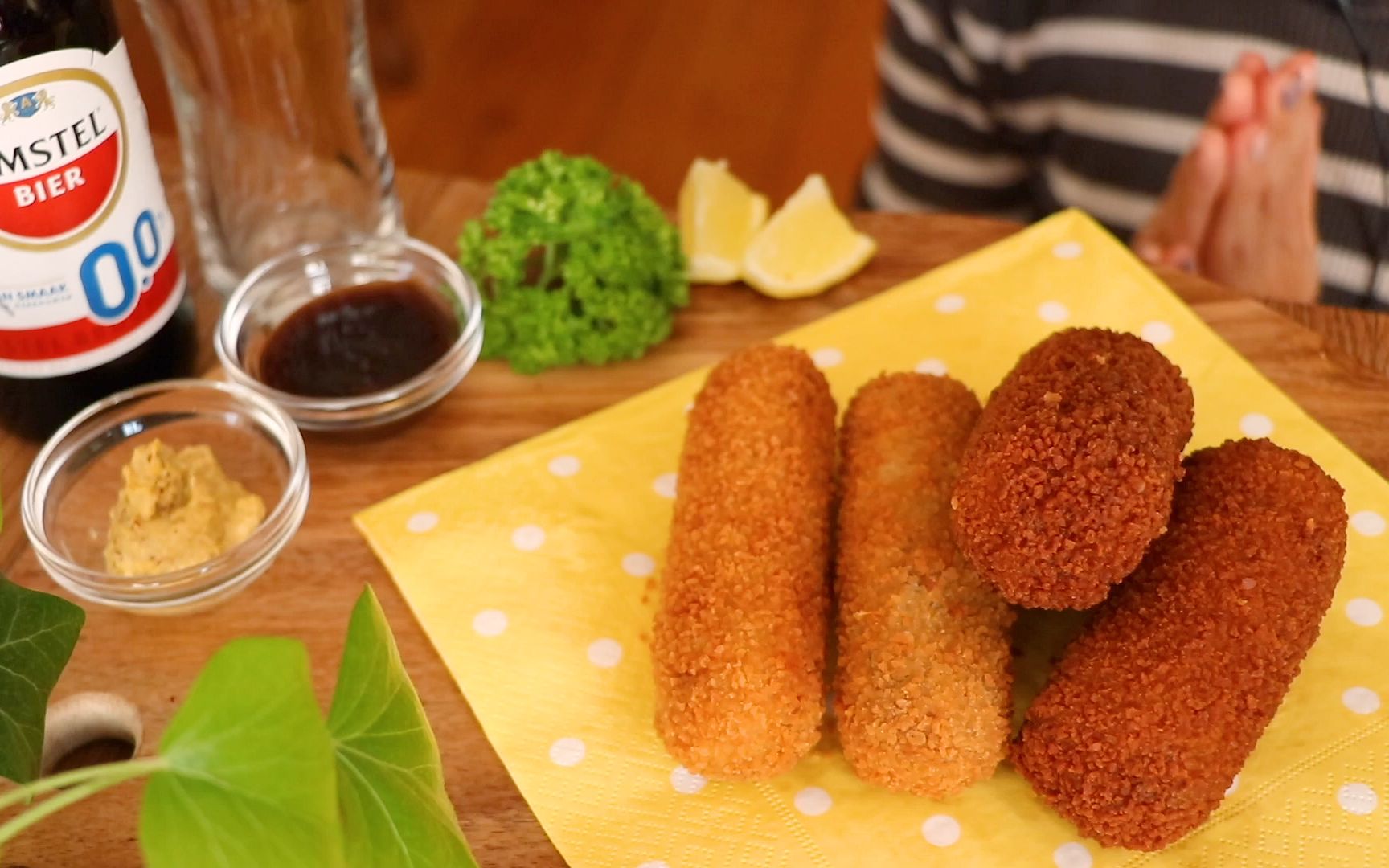 くうねるアムコ荷兰传统小吃可乐饼kroket美食咀嚼音