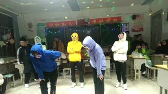 下载视频: 元旦晚会时好沙雕的舞蹈