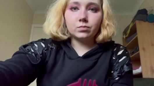 女撑大肚子(挑战大量食物)