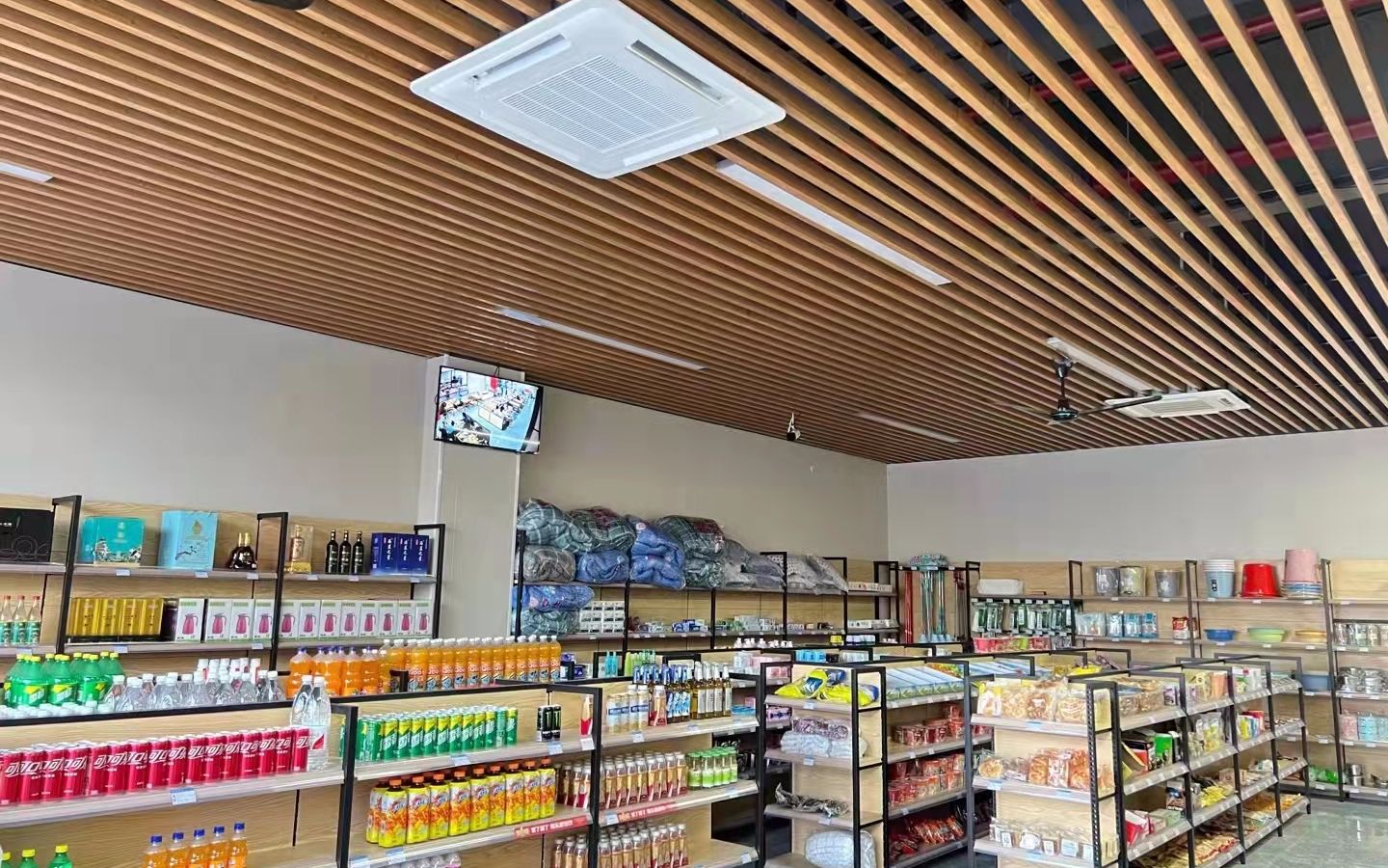 营业场所降温之超市降温,菲曼特工业省电空调多联天花机案例