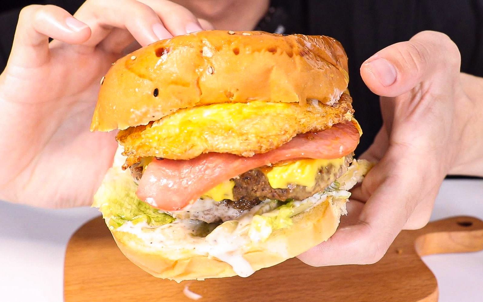 双层牛肉芝士加培根加鸡蛋堡,一个就饱.