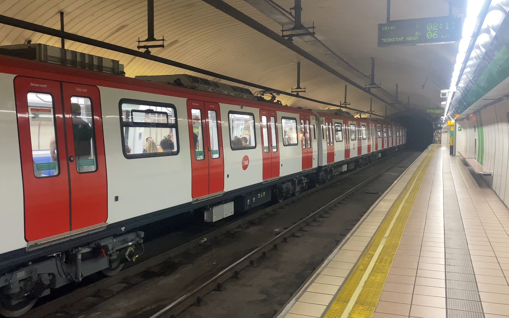 西班牙巴塞罗那地铁l3线列车出fontana车站