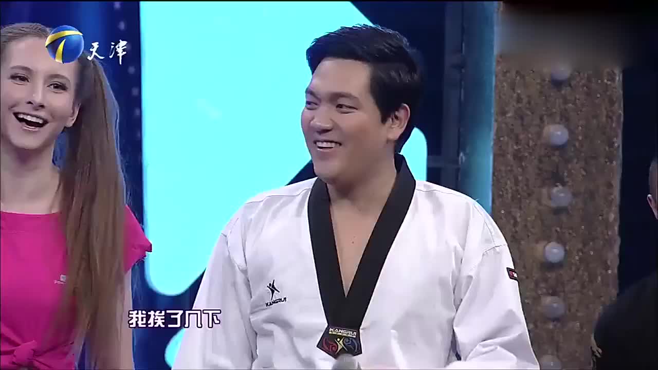 八极拳最著名的招式是铁山靠武哥现场与伙伴演示真是学到了