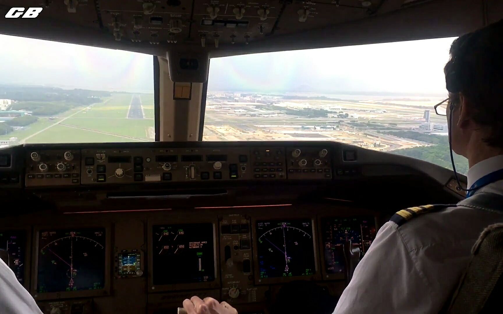 驶舱视角波音777-300er飞机降落新加坡