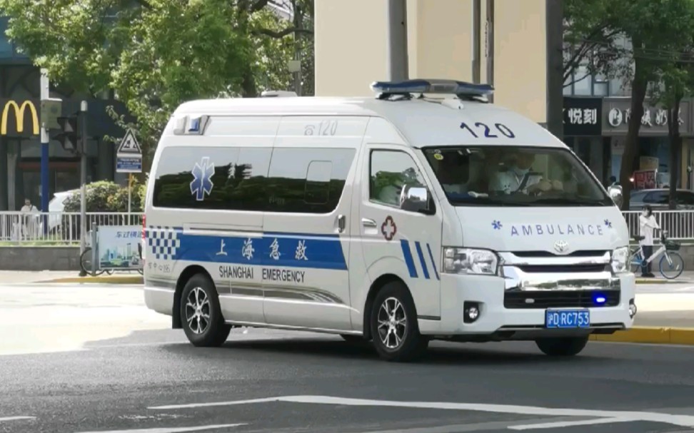 上海急救凯福莱星际海狮救护车穿过共和新路