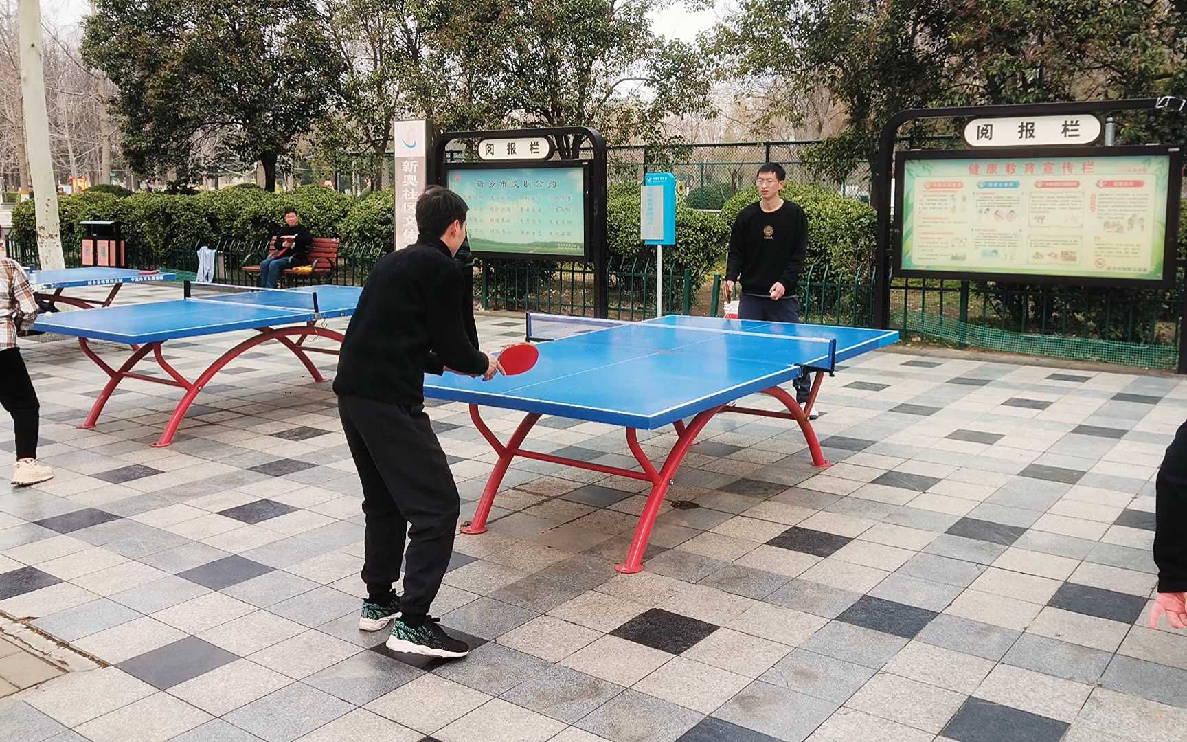 初春时节,新乡牧野公园乒乓球场地,阳光明媚户外乒乓mmm