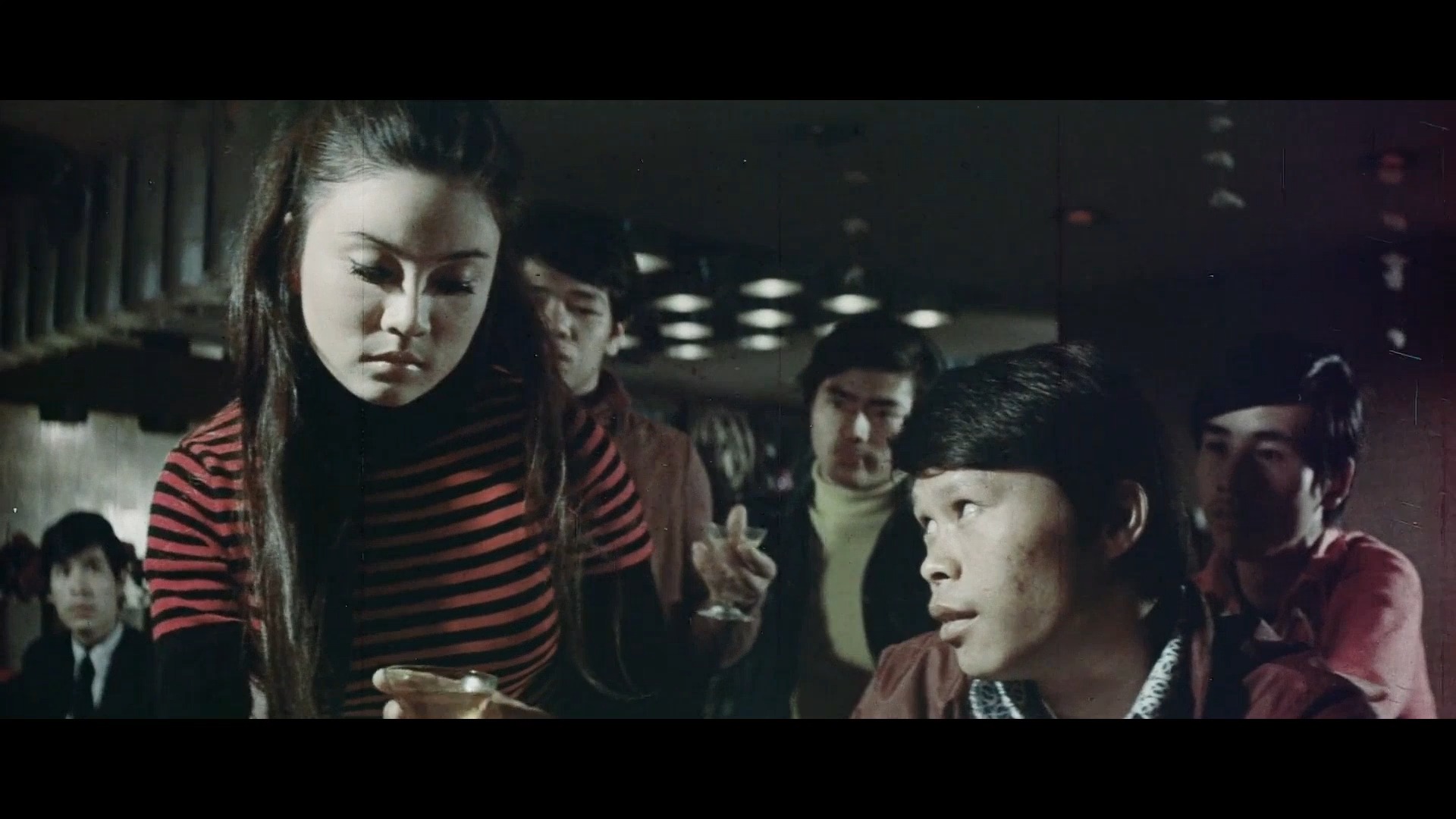 上官灵凤遇见四个流氓混混 《女英雄飞车夺宝》经典片段