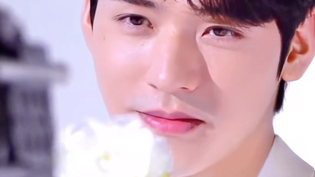 龚俊|这广告真是拍得太好看了 红白两款服饰 两种不同的气质 盛世美颜