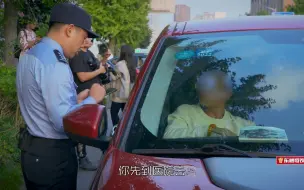 Download Video: 【守护解放西2】看点3-1：路怒症男子当街打架，警察来了都拉不住