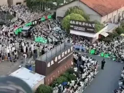 Скачать видео: 成毅来生日直播了，这排山倒海的呐喊声震耳欲聋，难怪他车旁边的保安就是路过的时候捂着耳朵走