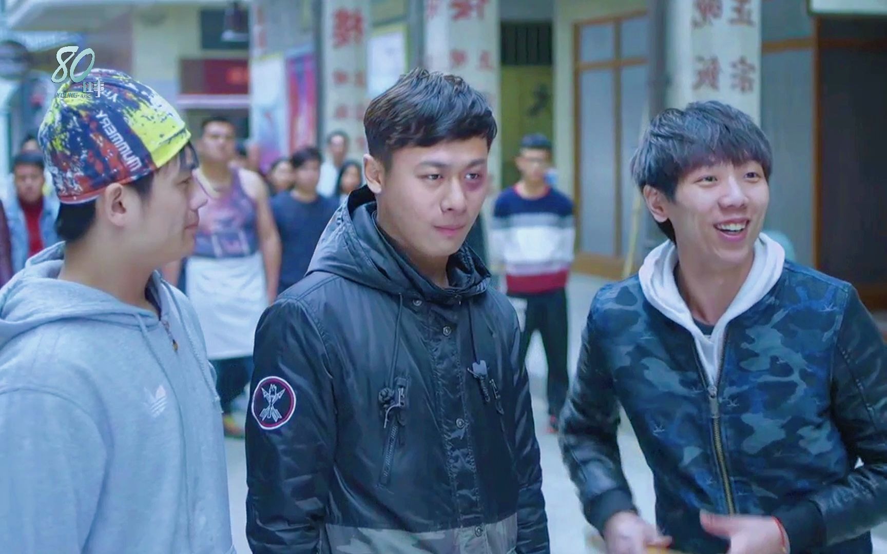 三名小混混挑战一个社区居民,输人却不能输气势