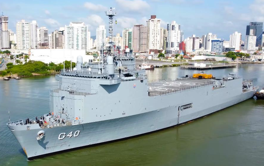 【巴西海军】闪电级船坞登陆舰"巴伊亚"号(g-40)驶离伊塔雅伊港(2022