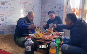 Download Video: 春节亲戚来拜年，大爷整上满满一大桌下酒硬菜来招待，亲人团聚，大口吃肉喝酒，看着都过瘾