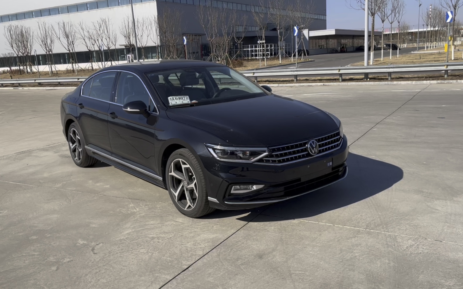 23款大众迈腾330领先版欣赏,最后一代中控石英钟,都说这轮毂丑