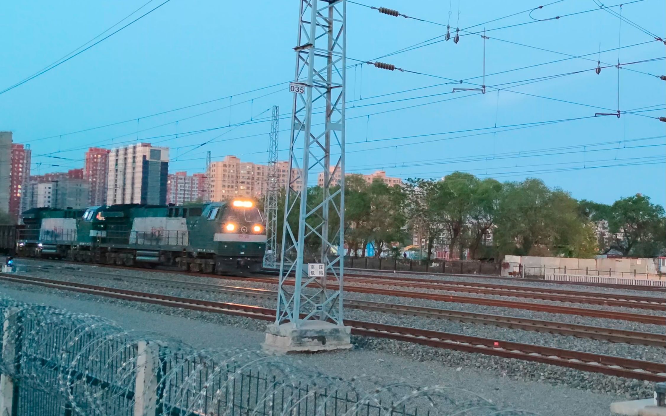 哈尔滨铁路拉滨线hxn501600102双机牵引