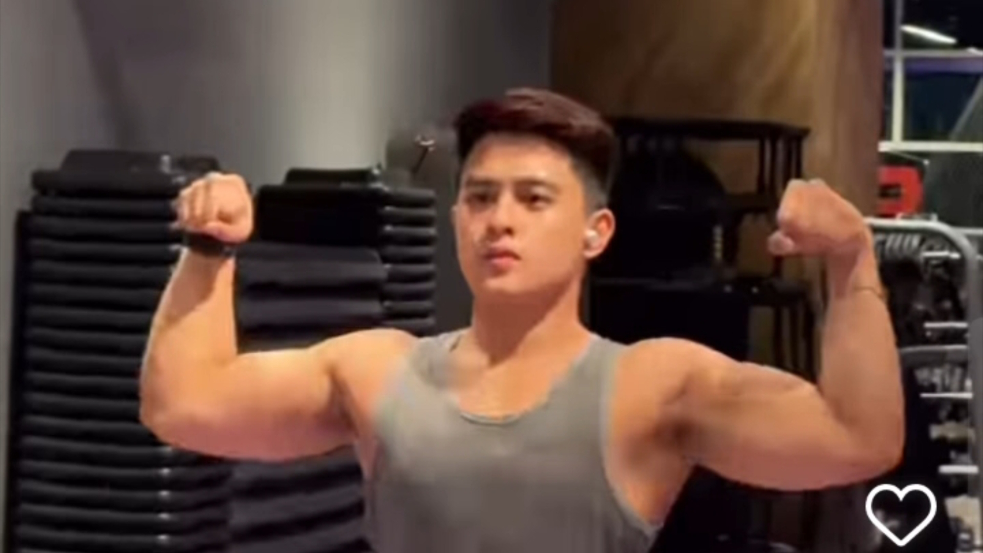 红毛肌肉男漏腋