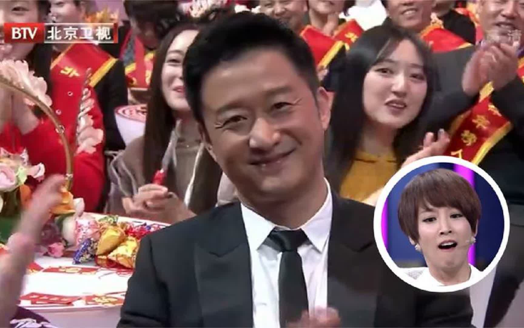 吴京偷偷把钱藏在帽子里,没想到被谢楠抓个正着,吴京表情太好笑