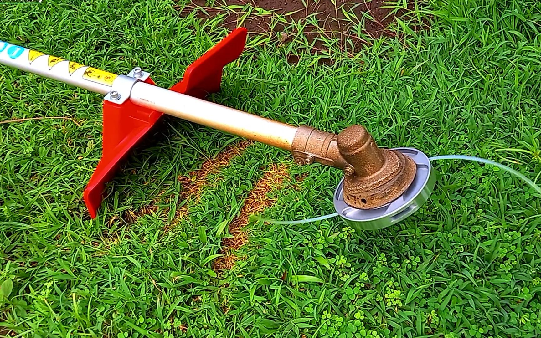 尼龙绳割草机好用吗?扫过之处杂草全除,原理是什么?