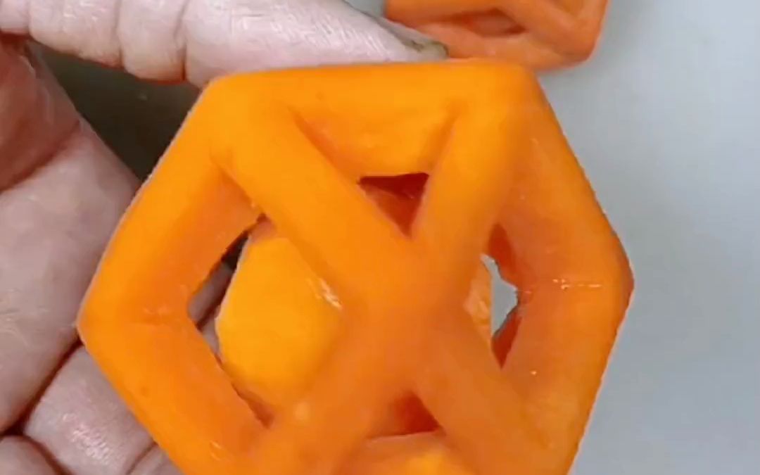 快要失传了的手法 ,用萝卜雕刻玲珑球,做不不好,多多指教