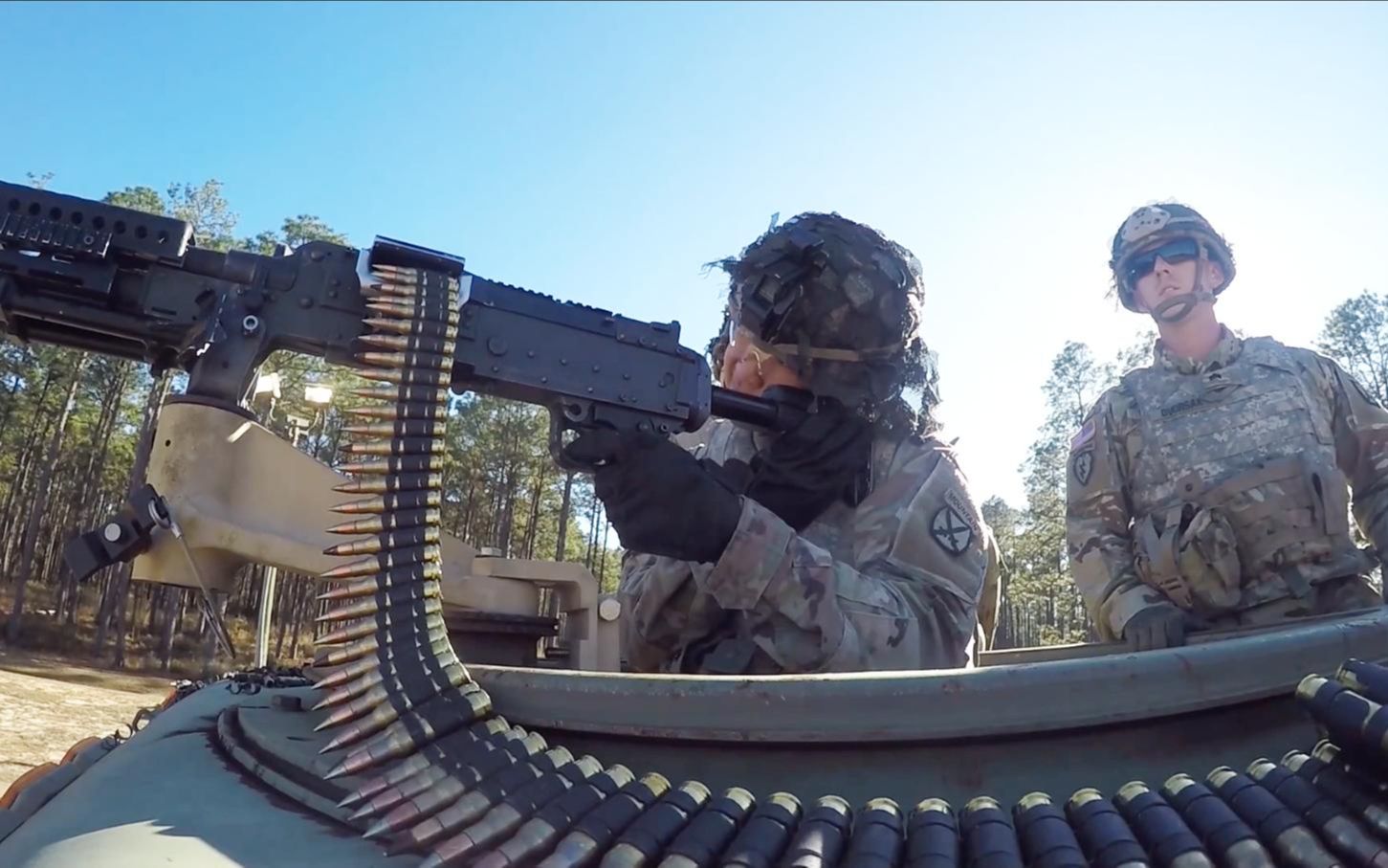 美军第10山地师的士兵为取得机枪手资格使用m240机枪射击考试