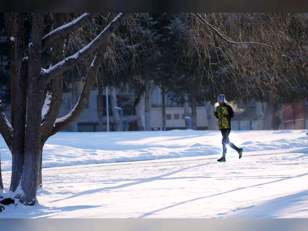 冬日健身大作战,雪地晨跑就很棒!