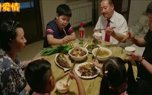 Download Video: 【影视剧中的真香系列】白菜炒肉 炒鸡蛋 就馒头 吃的噎得慌，再喝汽水 舒服满足啊