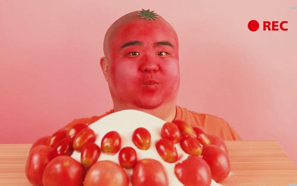 憋成番茄的亚子沙雕戏韩国光头吃播小哥凌晨食堂蘸糖山吃的西红柿