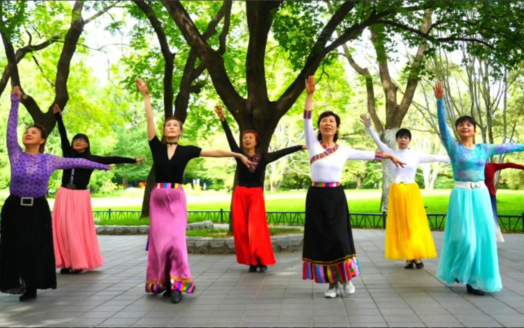 广场舞《卓玛泉》舞蹈娴熟流畅,甜美歌声陶醉心扉