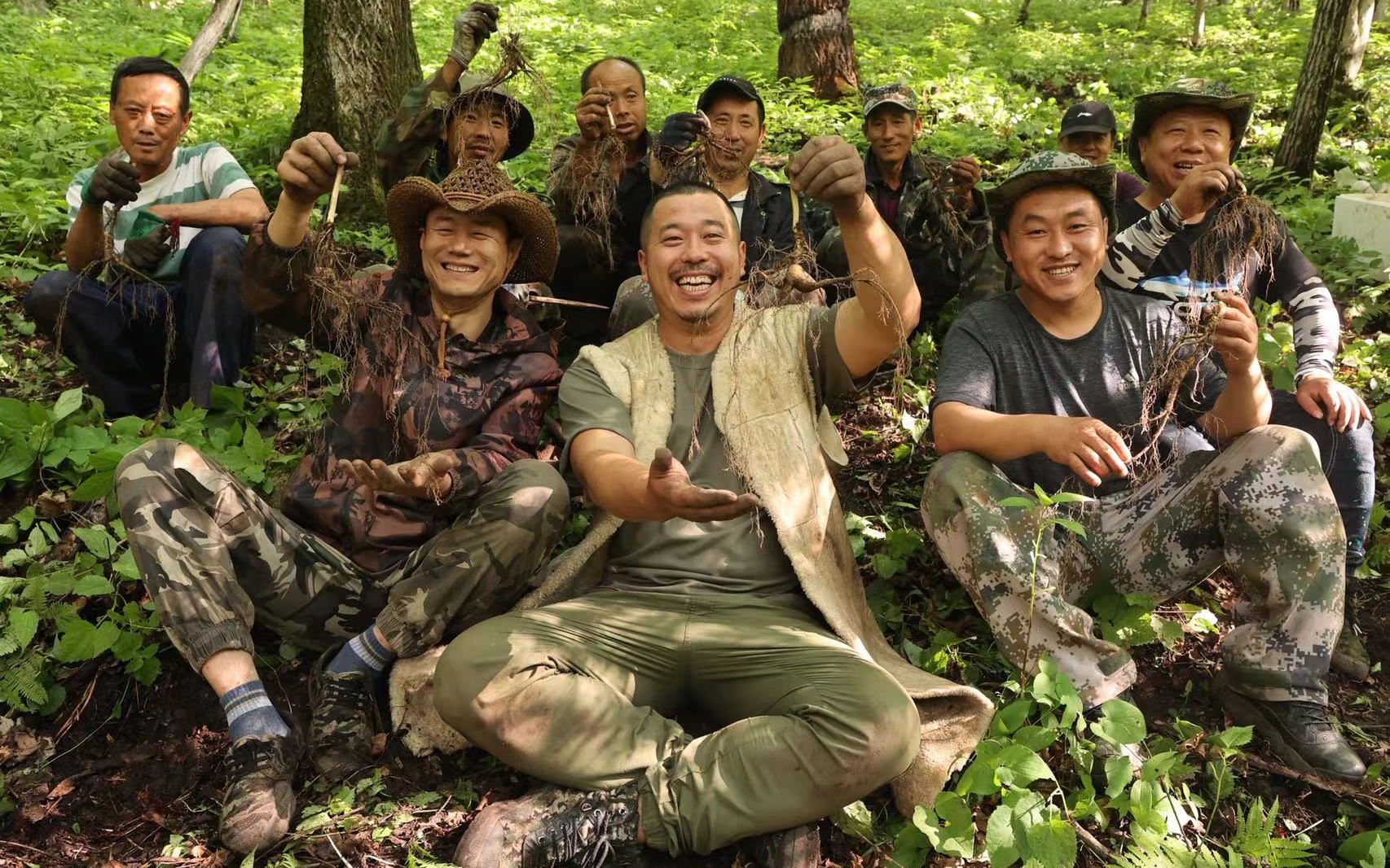 [图]一年一度野菜宴，满桌子的山货，此宴只因山中有