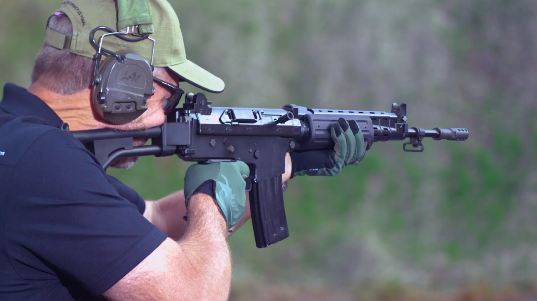比利时fnfncmk2突击步枪试射