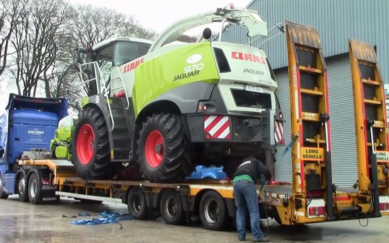 claas克拉斯青贮收获机980970就这样在国外装上车运往港口进口回国的