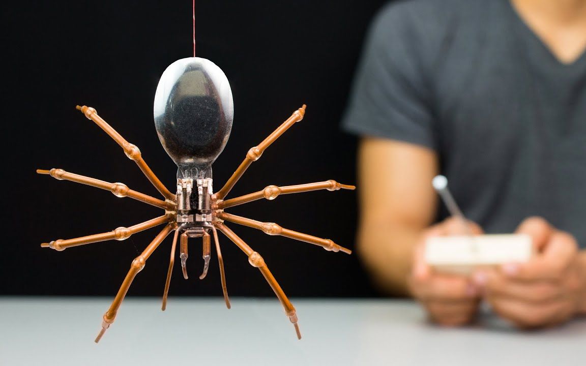 老外心灵手巧,打造蜘蛛机器人,网友:会吐丝吗?