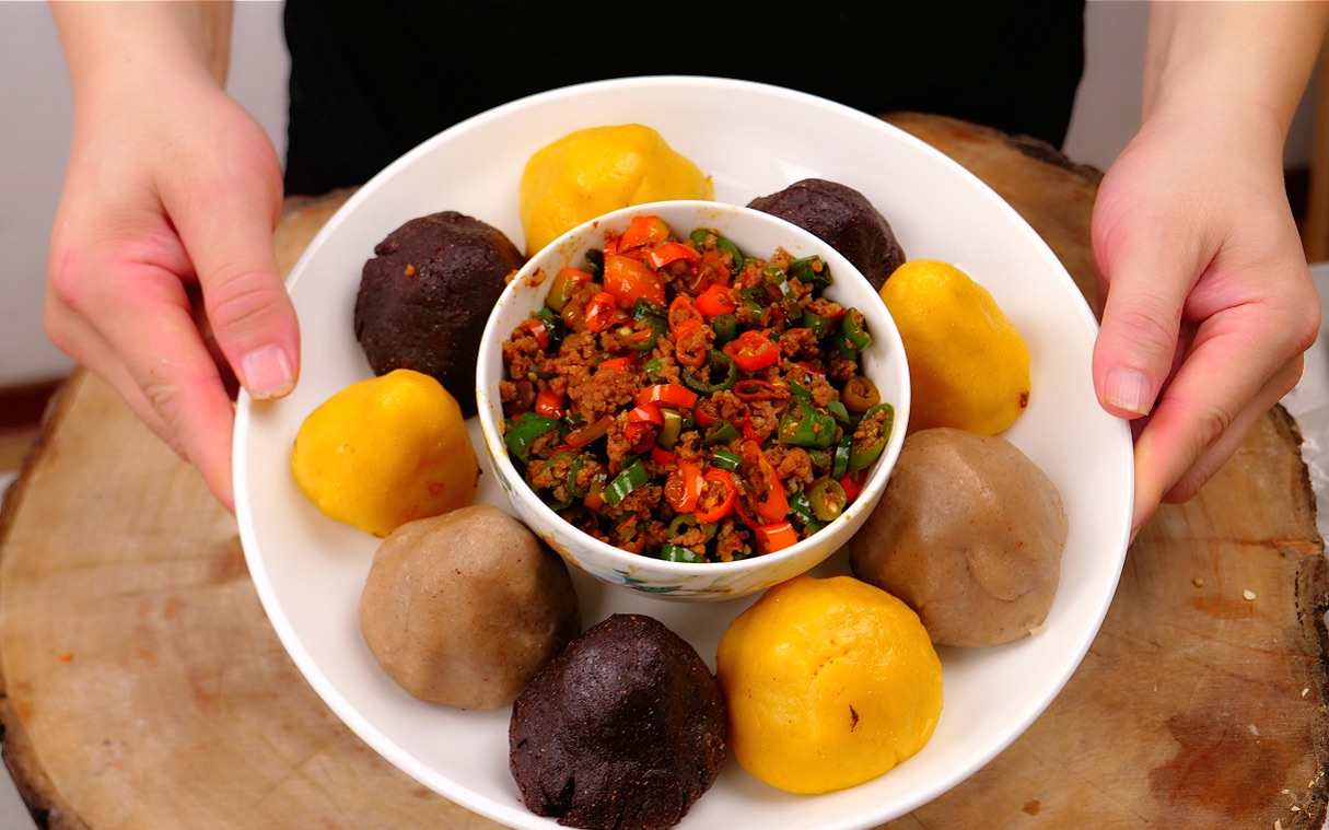 关哥用高粱面荞麦面玉米面蒸了一锅杂面窝窝头,配上辣椒肉末太香啦,上